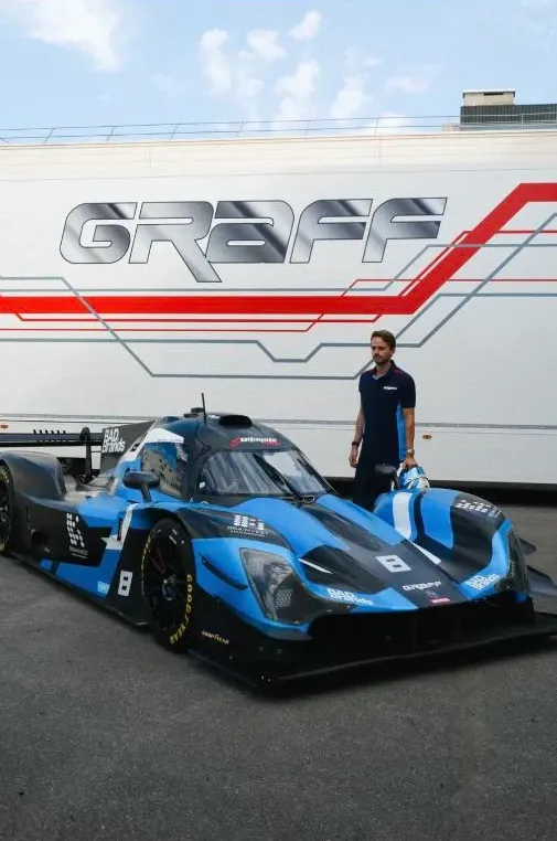 La NP02 n°8 devant le camion GRAFF Racing