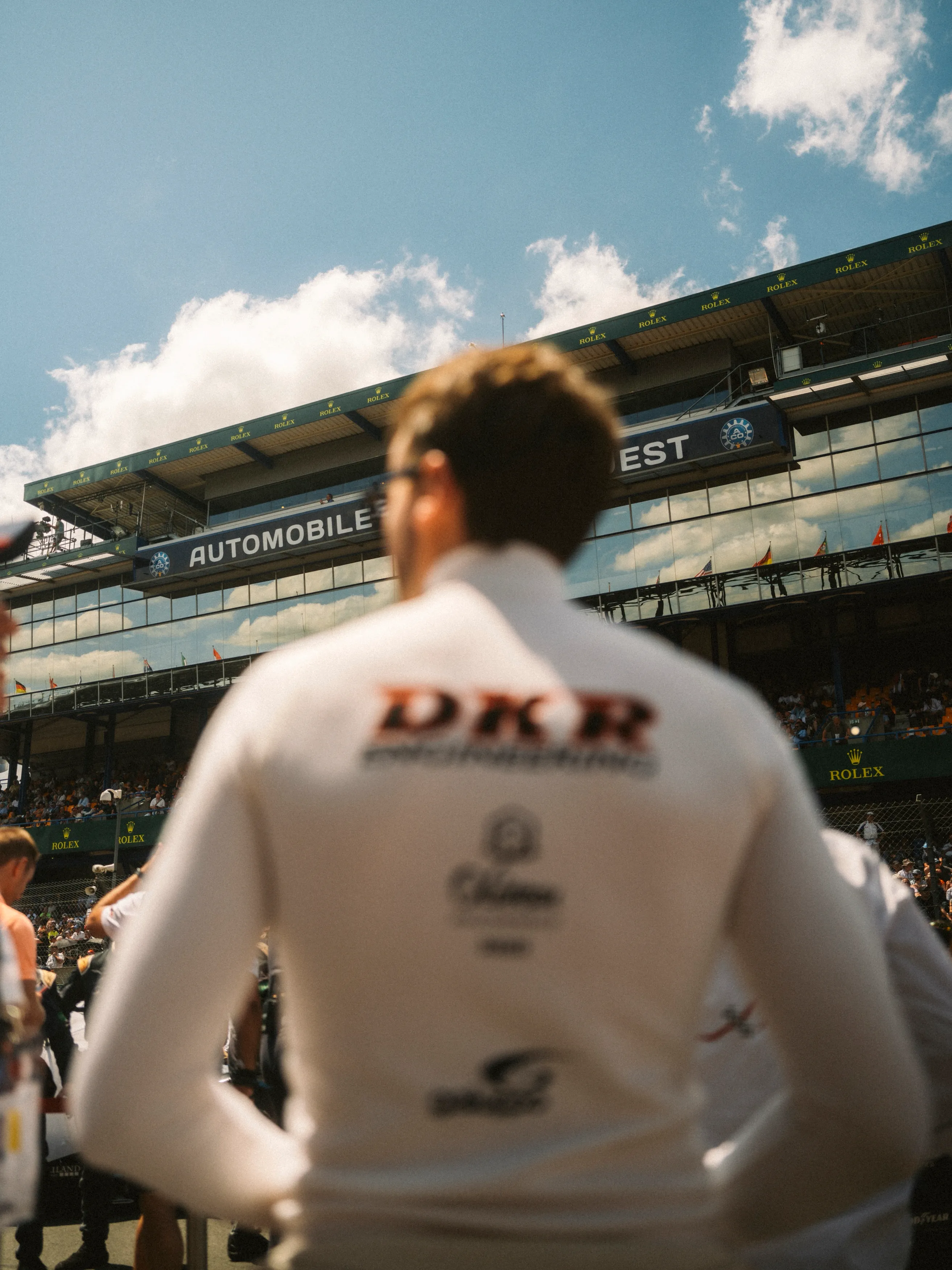 Au stand sans casque pendant les 24H du Mans 2022